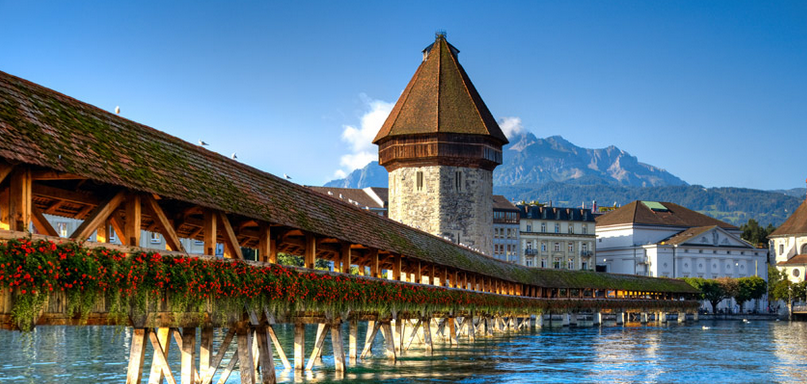 Entertain yourself with a first class trip to Lake Zurich’s promenade and Bürkliplatz. - IFlyFirstClass