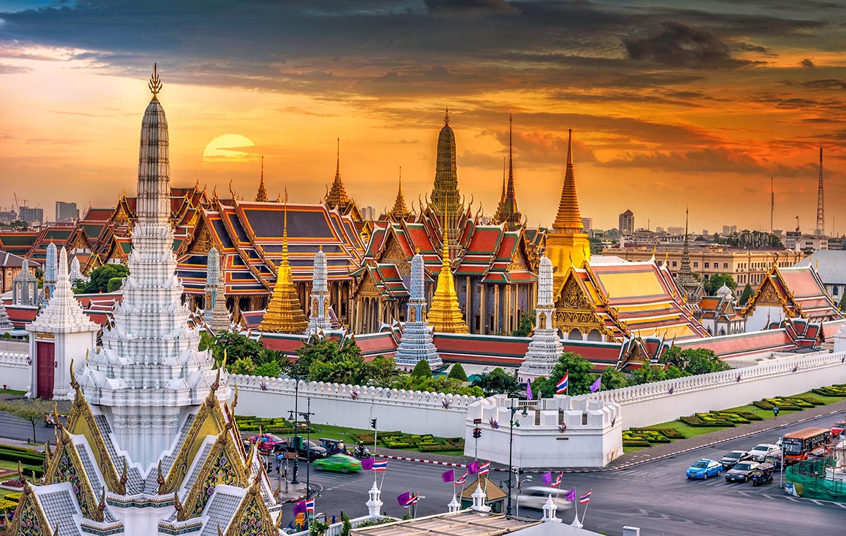 Marvel at the amazingly vibrant Bangkok palaces and temples with last minute flights. - IFlyFirstClass