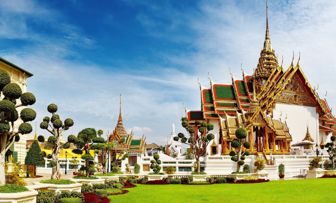  Deals on first class flights to Bangkok let you spend more time admiring the city’s Grand Palace. - IFlyFirstClass